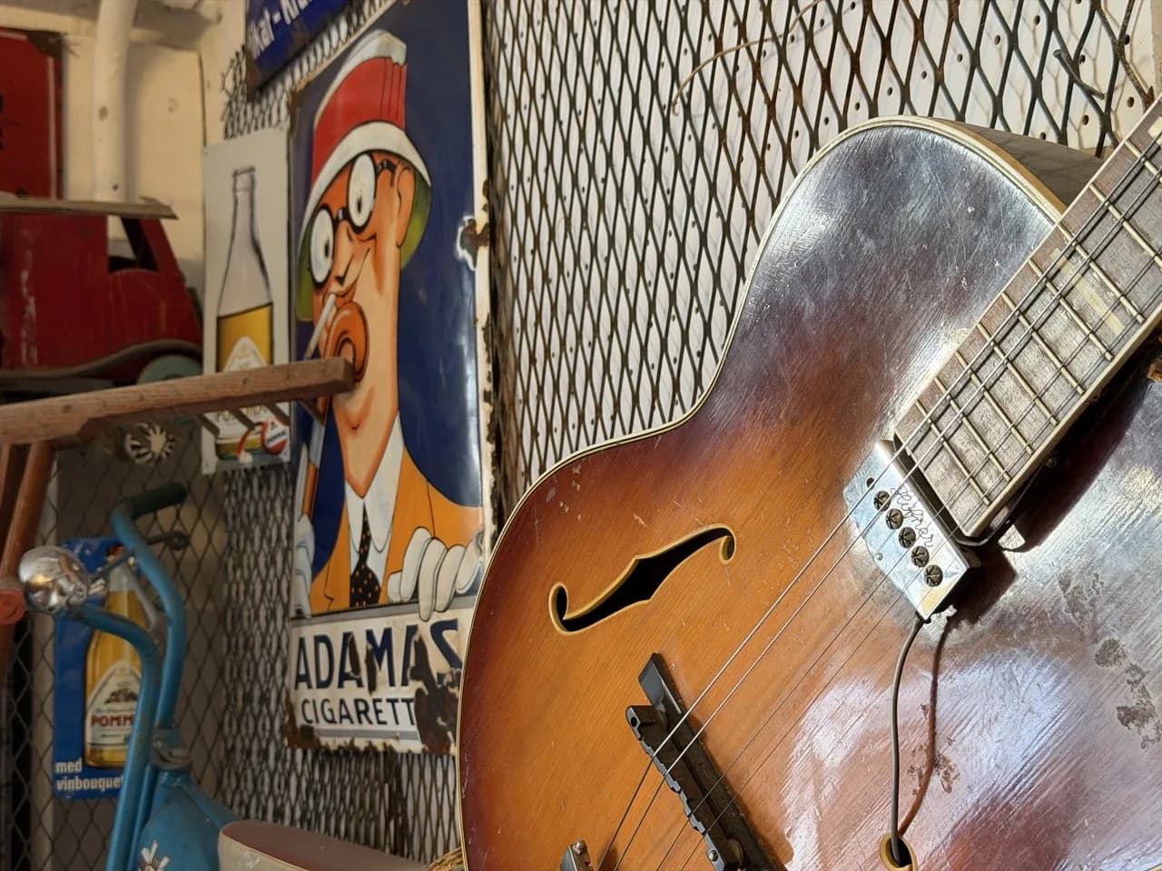 Vintage gitarr och emaljskyltar