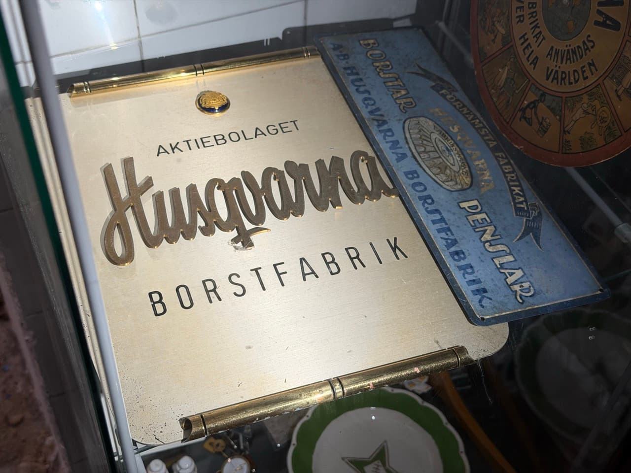 Husqvarna Borstfabrik mässingsskylt